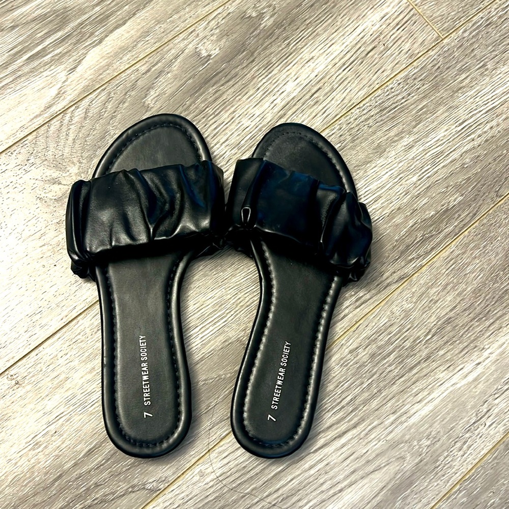 Urban planet black slippers